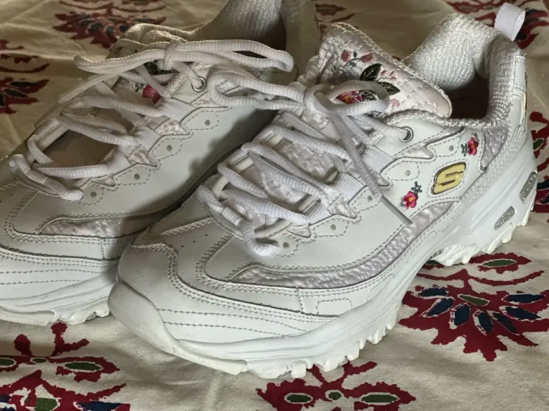 Zapatillas blancas con bordado floral Skechers - 2