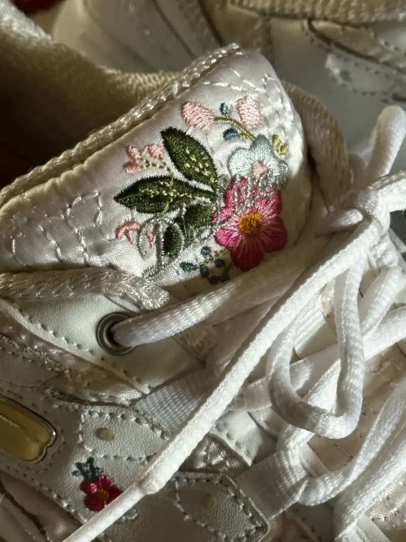 Zapatillas blancas con bordado floral Skechers - 3