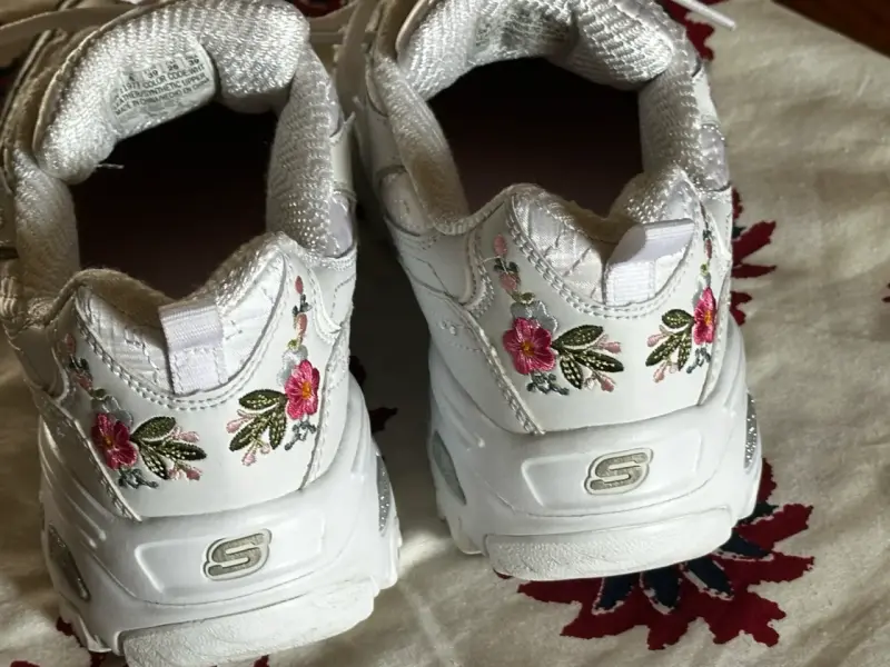Zapatillas blancas con bordado floral Skechers - 4