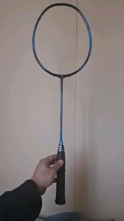 Raqueta de bádminton Yonex azul con funda - miniatura 1