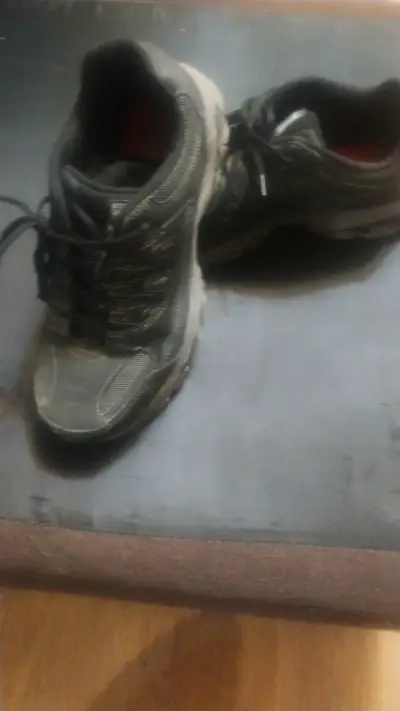 Zapatillas deportivas negras para hombre en buen estado - miniatura 2