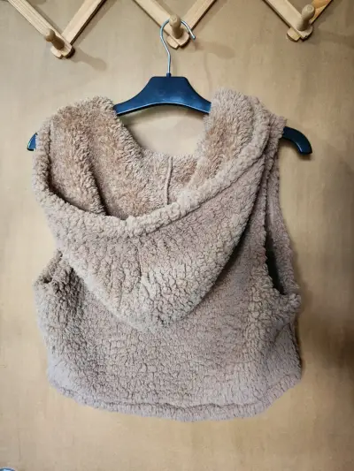 Crop chaleco sin mangas de lana sintética beige - miniatura 2