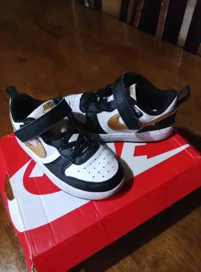 Zapatillas deportivas Nike para niños en blanco y negro - miniatura 1