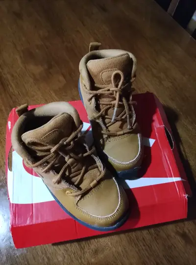 Botas infantiles Nike marrón claro - miniatura 1