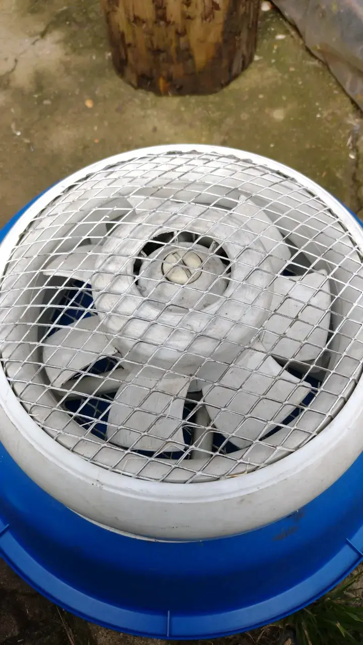 Ventilador industrial con rejilla de seguridad
