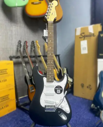 Guitarra eléctrica Squier Stratocaster negra - miniatura 1
