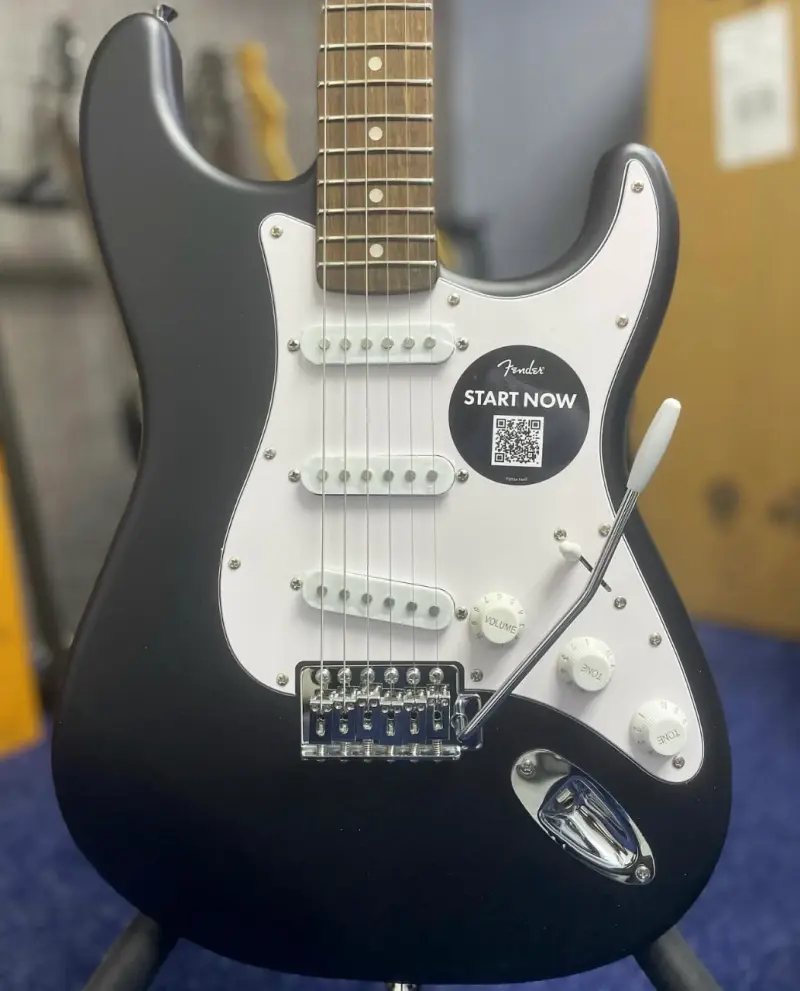 Guitarra eléctrica Squier Stratocaster negra - 2