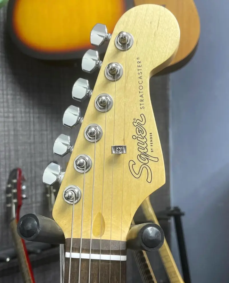 Guitarra eléctrica Squier Stratocaster negra - 3