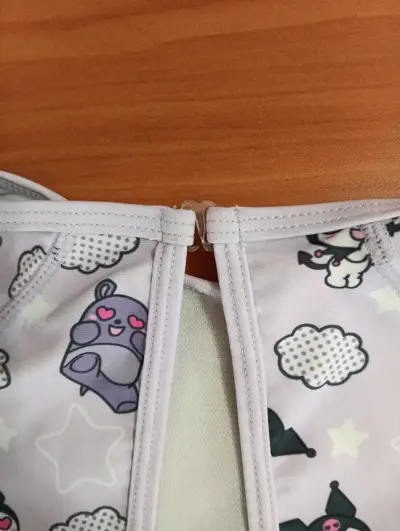 Traje de baño con estampado de Kuromi - miniatura 4