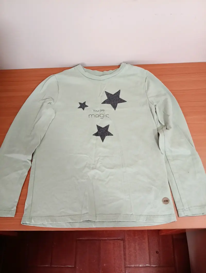 Polera manga larga verde con estrellas "You are magic" - 1