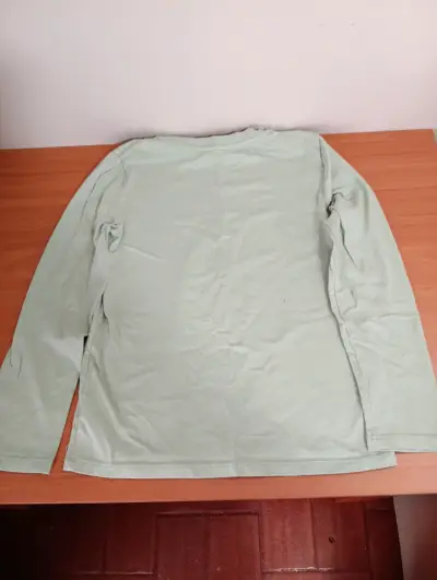 Polera manga larga verde con estrellas "You are magic" - miniatura 2