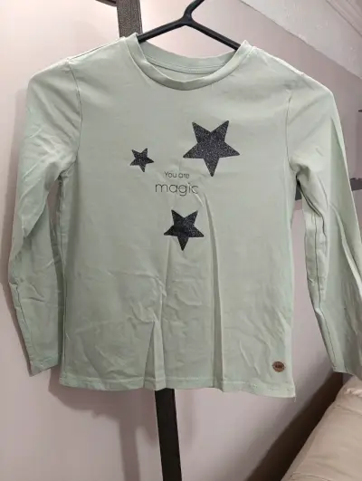 Polera manga larga verde con estrellas "You are magic" - miniatura 3