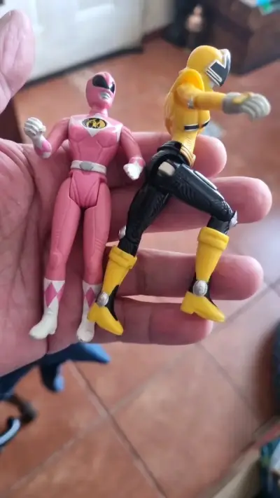 Figuras de acción Power Rangers rosa y amarillo - miniatura 1