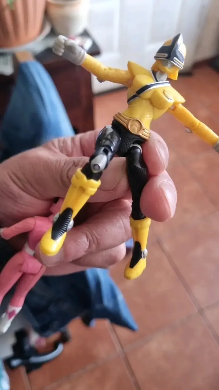 Figuras de acción Power Rangers rosa y amarillo - 6