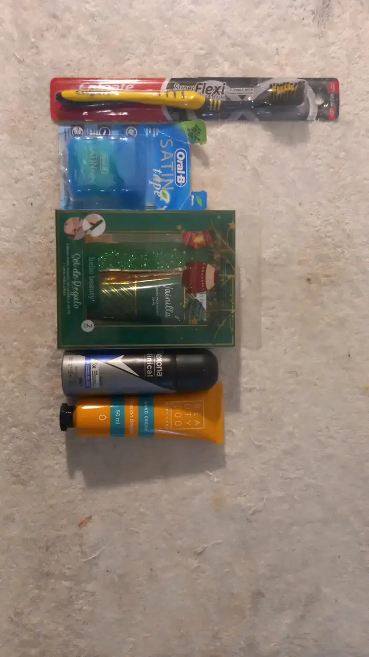 Set de cuidado personal con cepillos y desodorante - 1