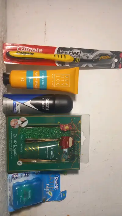 Set de cuidado personal con cepillos y desodorante - miniatura 2