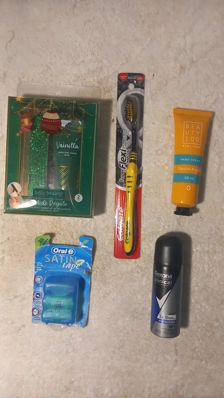 Set de cuidado personal con cepillos y desodorante - 3