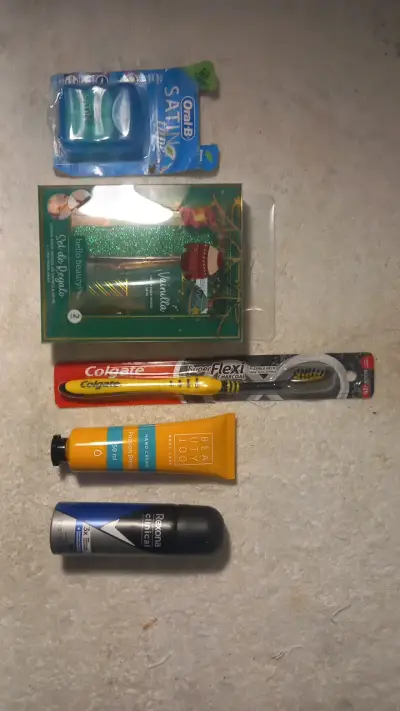 Set de cuidado personal con cepillos y desodorante - miniatura 4