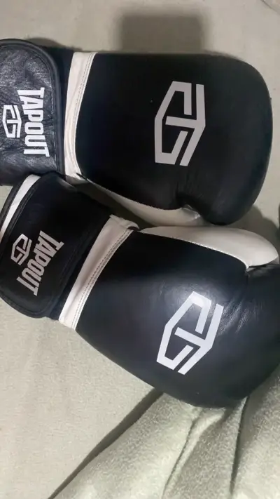 Guantes de Boxeo Tapout 14oz Negro y Blanco - miniatura 1