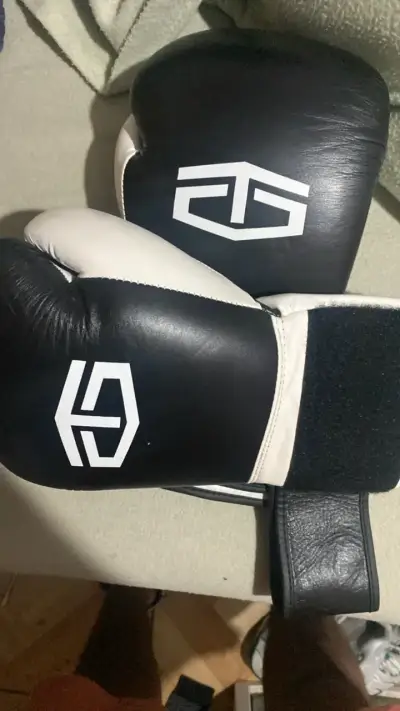 Guantes de Boxeo Tapout 14oz Negro y Blanco - miniatura 4