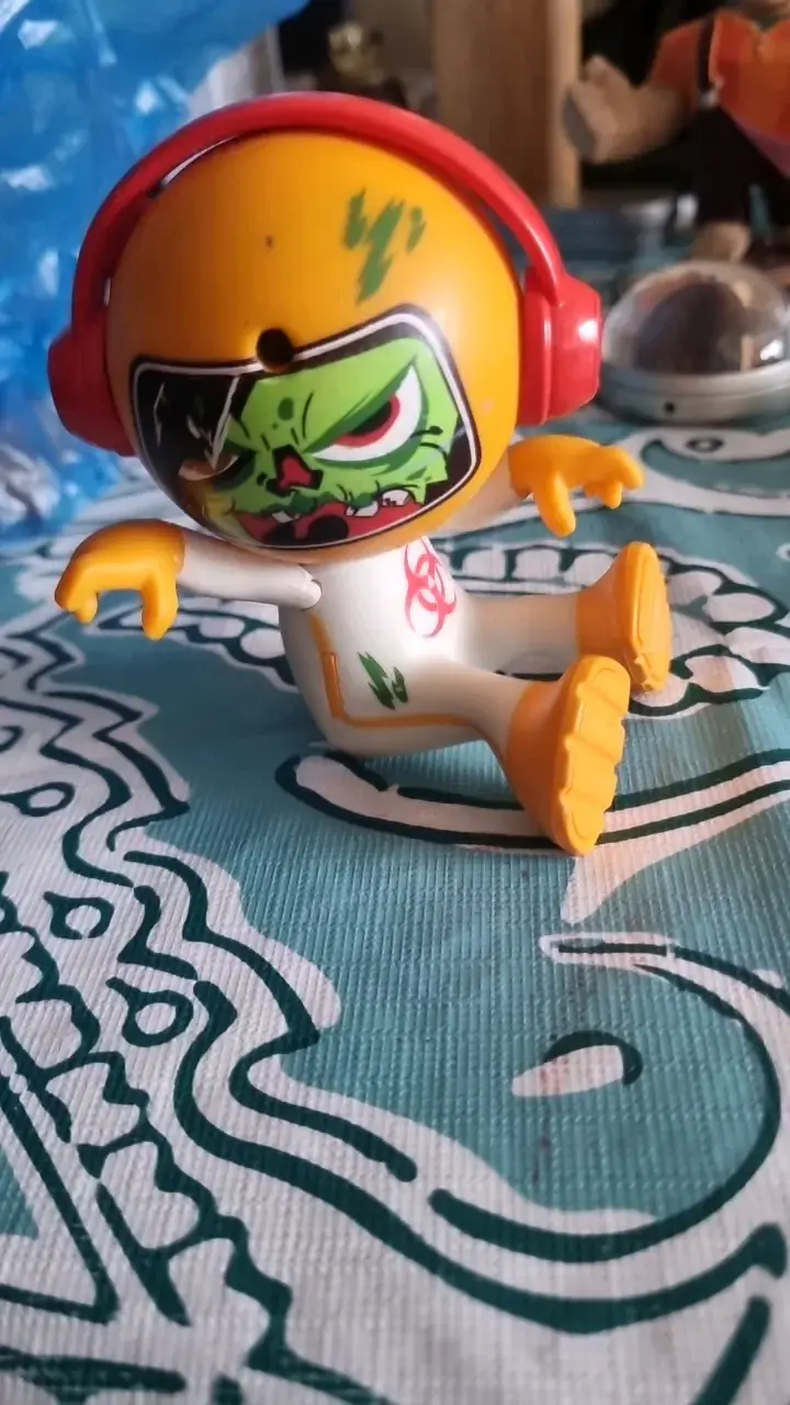 Figura de acción con diseño de zombie y audífonos - 1