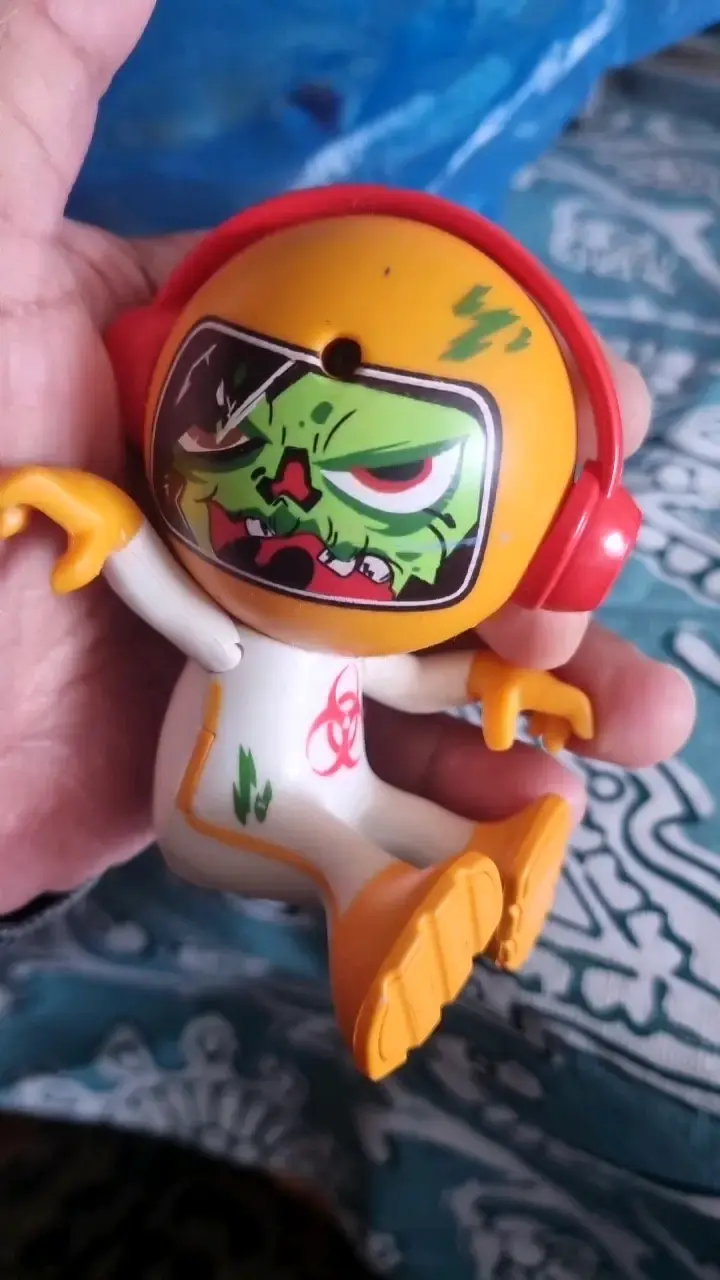 Figura de acción con diseño de zombie y audífonos - 2