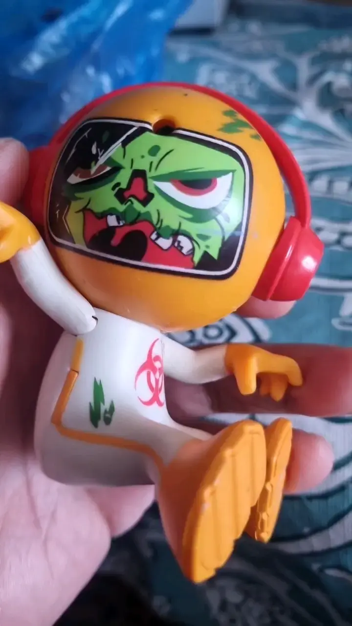 Figura de acción con diseño de zombie y audífonos - 4
