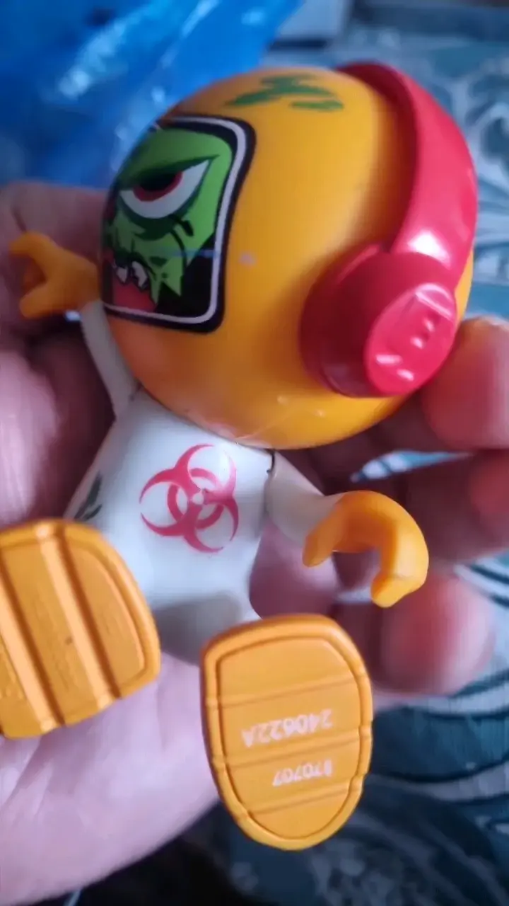 Figura de acción con diseño de zombie y audífonos - 5