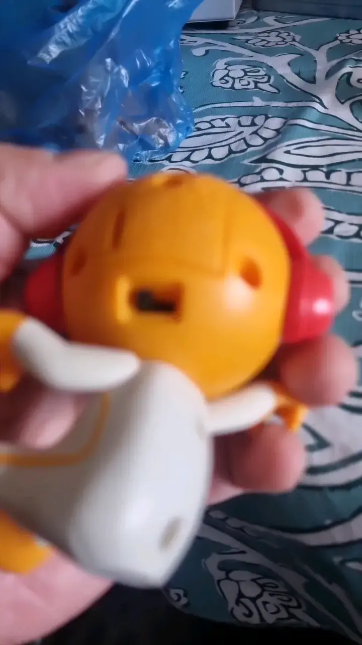 Figura de acción con diseño de zombie y audífonos - 6