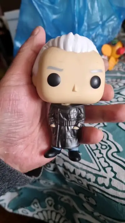 Figura coleccionable Funko Pop de personaje con abrigo - miniatura 1