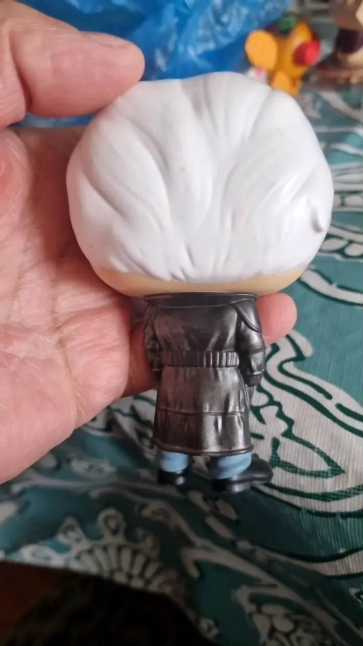 Figura coleccionable Funko Pop de personaje con abrigo - 3
