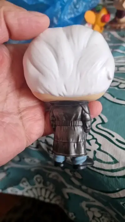 Figura coleccionable Funko Pop de personaje con abrigo - miniatura 3