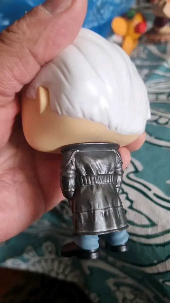 Figura coleccionable Funko Pop de personaje con abrigo - 4