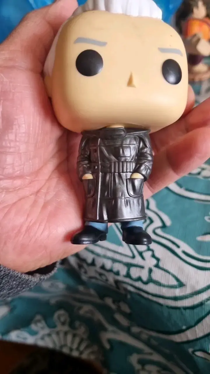 Figura coleccionable Funko Pop de personaje con abrigo - 6