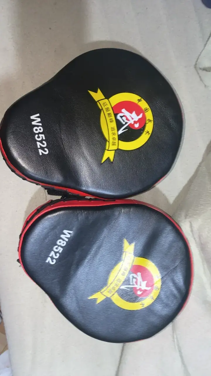 Manoplas de boxeo negras y rojas W8522 - 1