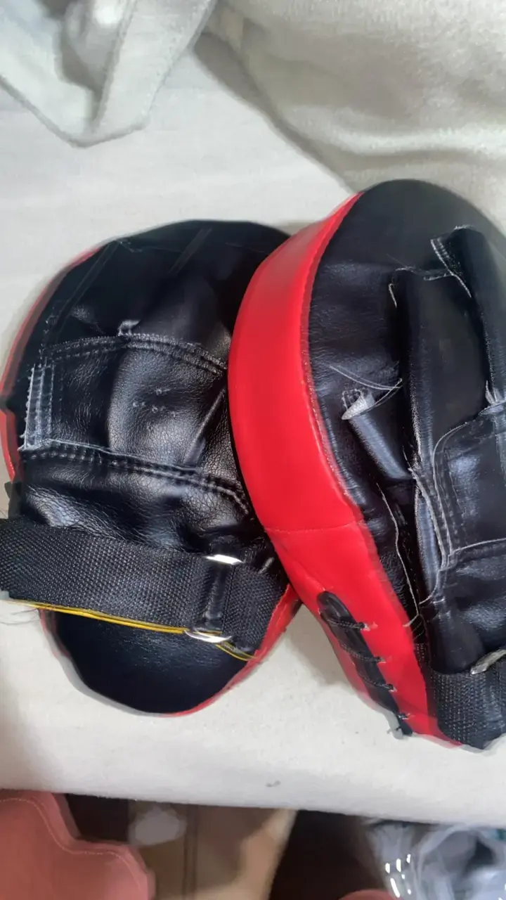 Manoplas de boxeo negras y rojas W8522 - 3