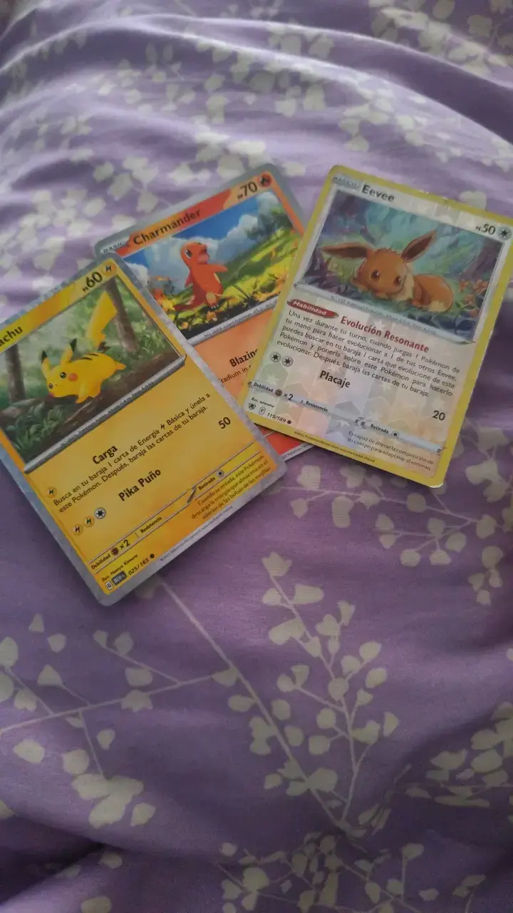 Cartas Pokémon Pikachu, Charmander y Eevee - 1