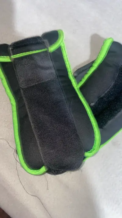 Pesas de tobillo negras con bordes verdes - miniatura 2
