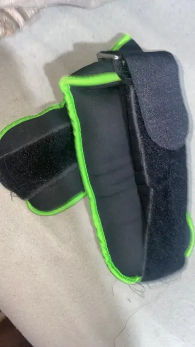 Pesas de tobillo negras con bordes verdes - miniatura 3