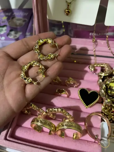 Set de joyería dorada con aros y collares - miniatura 1
