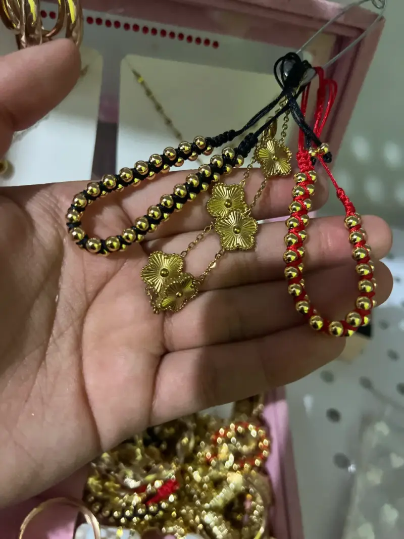 Set de joyería dorada con aros y collares - 2