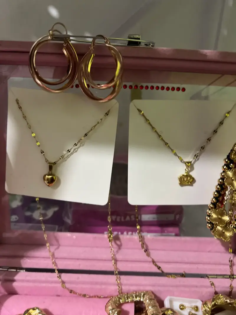 Set de joyería dorada con aros y collares - 3