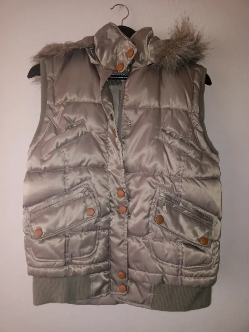 Chaqueta acolchado con capucha de piel sintética - 1