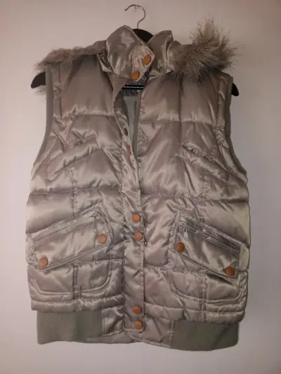 Chaqueta acolchado con capucha de piel sintética - miniatura 1