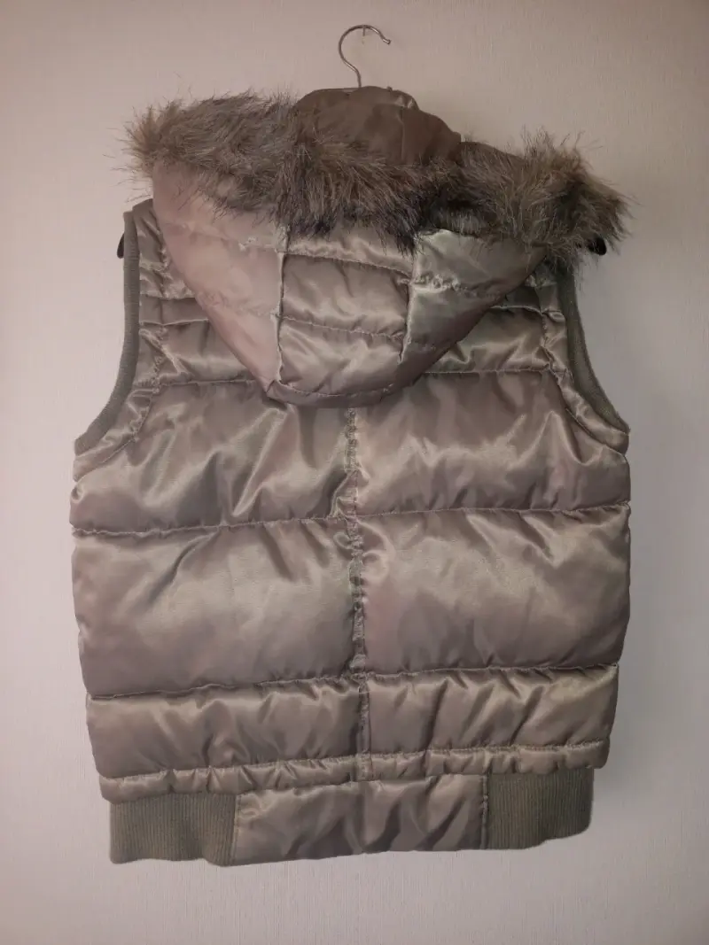 Chaqueta acolchado con capucha de piel sintética - 2