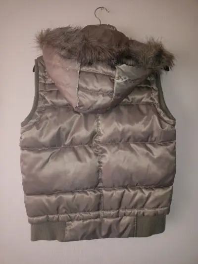 Chaqueta acolchado con capucha de piel sintética - miniatura 2