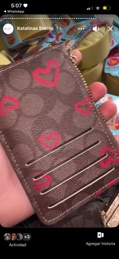 Portatarjetas de cuero con diseño de corazones - miniatura 1