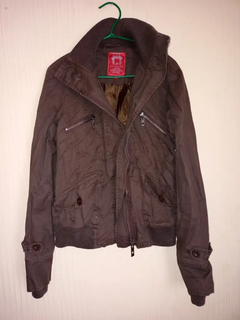 Chaqueta marrón de hombre con cierre y bolsillos - 1