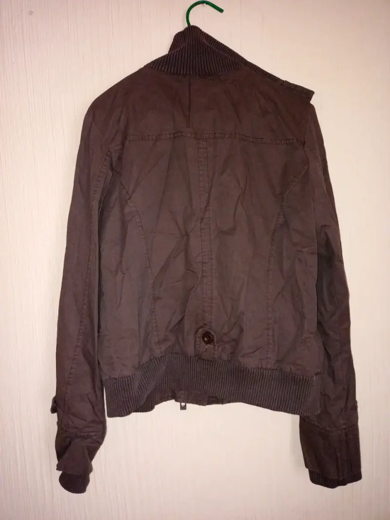 Chaqueta marrón de hombre con cierre y bolsillos - 2