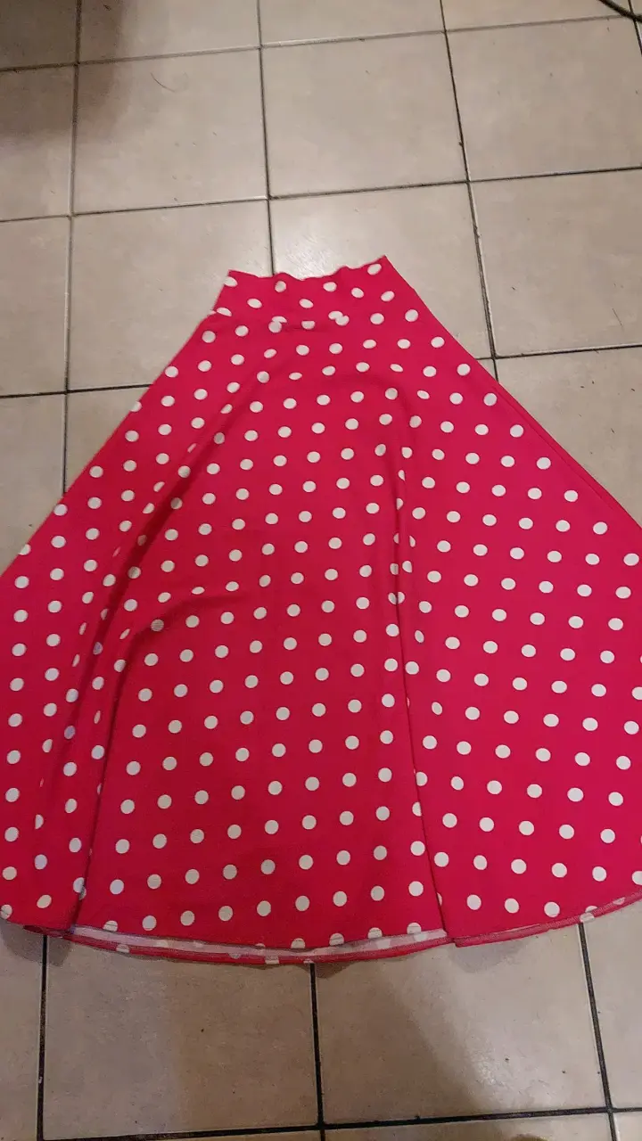 Falda roja con lunares blancos estilo vintage